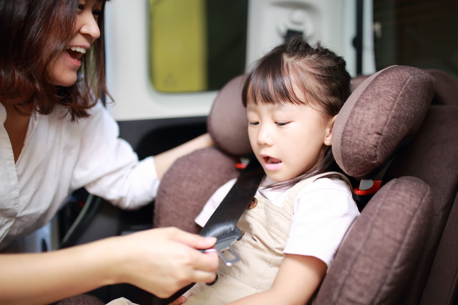 長距離移動も安心！子どもが車内で遊べる遊びのアイデアを紹介