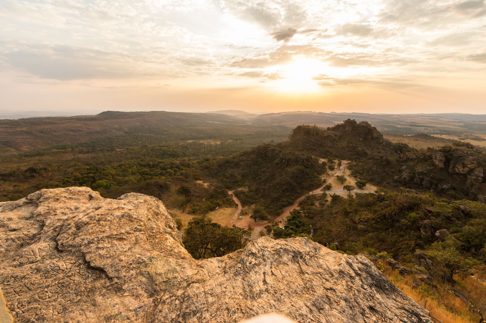 Paisagem de cerrado e montanhas durante o pôr do sol em Pirenópolis