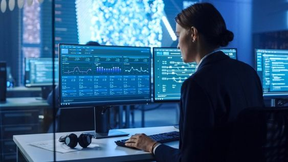 Seorang wanita berprofesi sebaga data scientist sedang menatap layar komputer