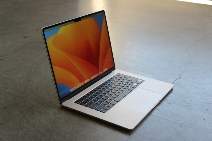 MacBook Air 15 inch của Apple nhìn từ phía trên và bên cạnh.