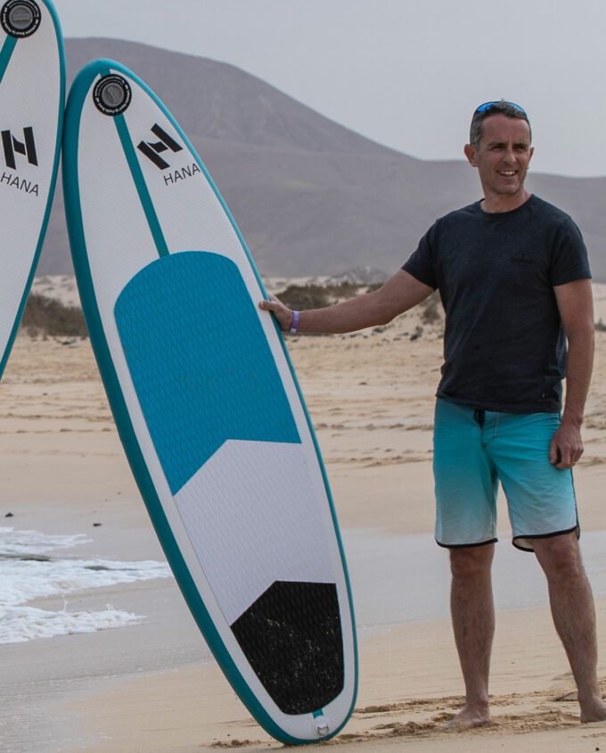 paddle gonflable de surf sur le sable