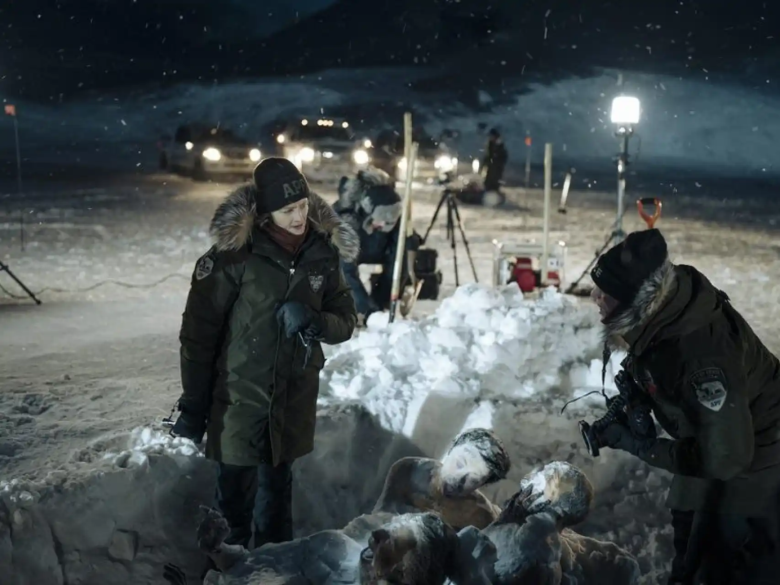 Las detectives Liz y Evangeline encontrando cuerpos congelados en True Detective season 4