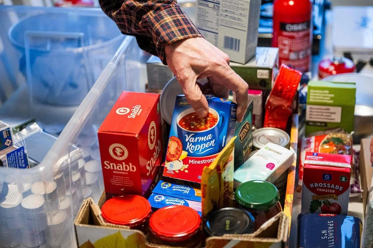 Canned goods, stove, medicine box, the specialist prepares emergency containers. JONATHAN NACKSTRAND/AFP