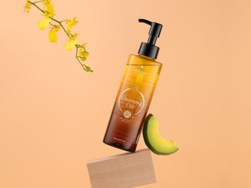 Dầu tẩy trang Sakura Cleansing Oil chứa rất nhiều loại tinh dầu thiên nhiên quý.