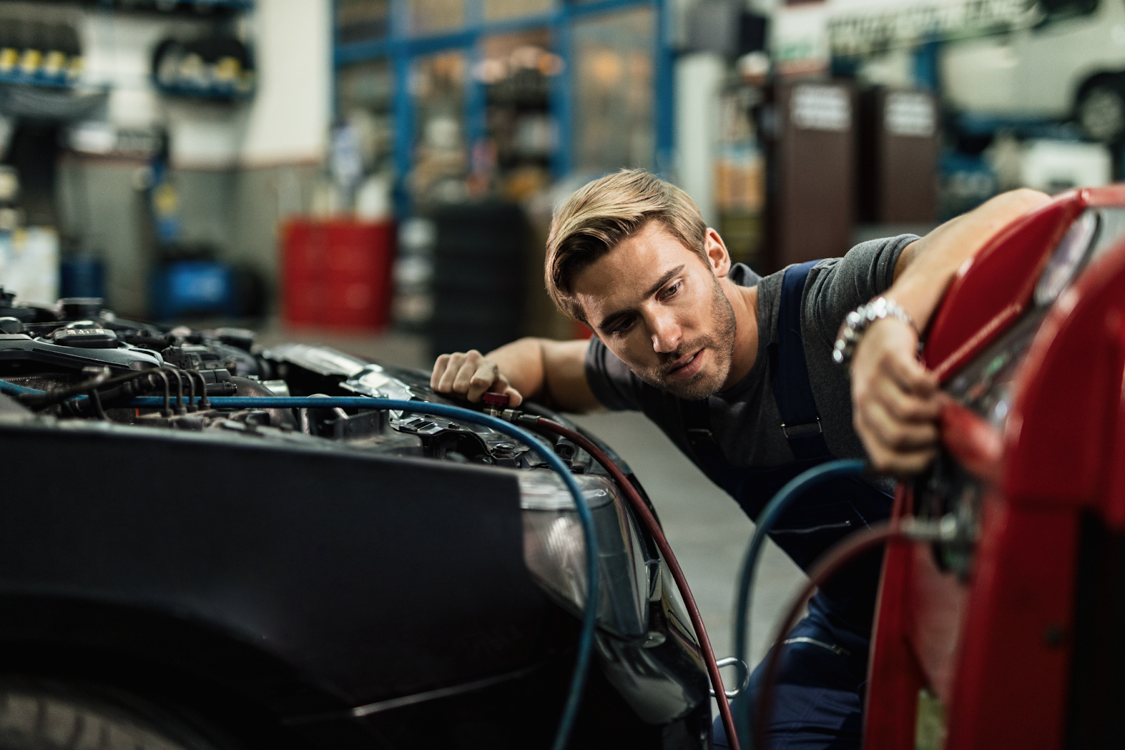 Încărcare baterie auto redresor sau încărcător de baterii