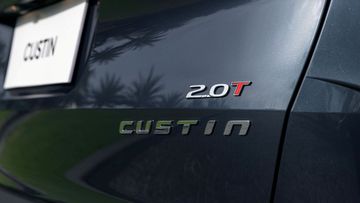 Hyundai Custin 2.0T-GDi với ký hiệu 2.0T cao cấp và mạnh mẽ nhất