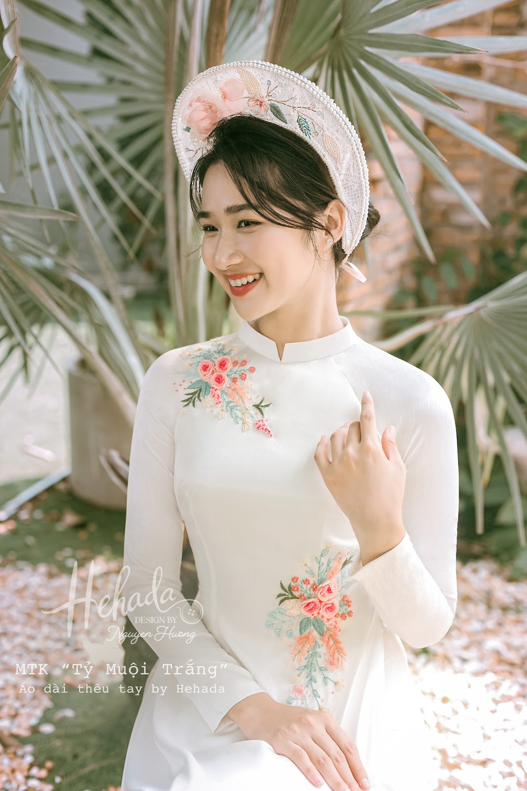 Cận form dáng áo dài cưới Tỉ Muội Trắng