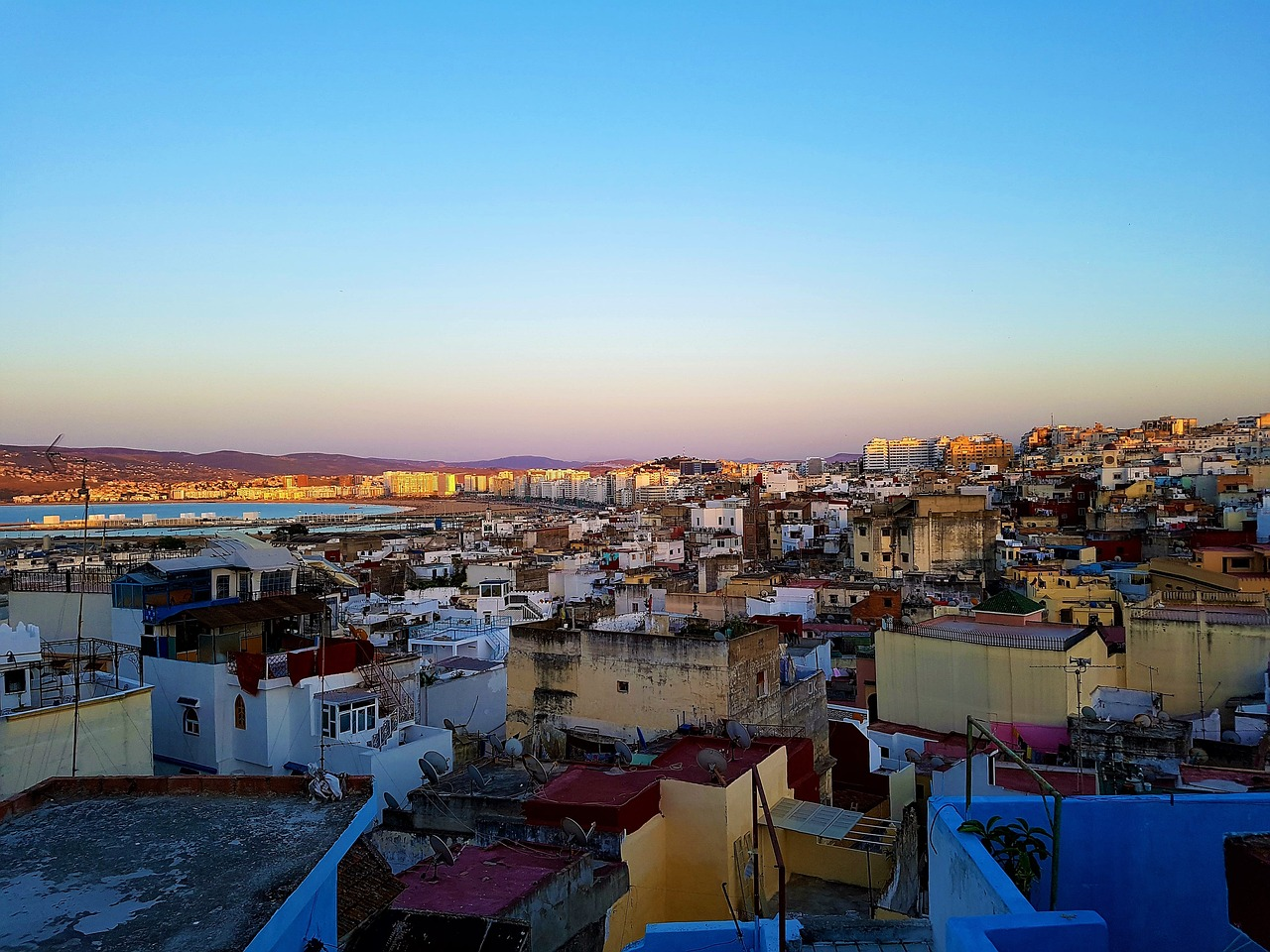 Kattonäkymä Tangeriin, Marokko, pilvettömällä taivaalla