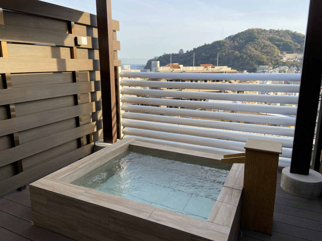 アタミシーズンホテルの露天風呂付き客室の露天風呂