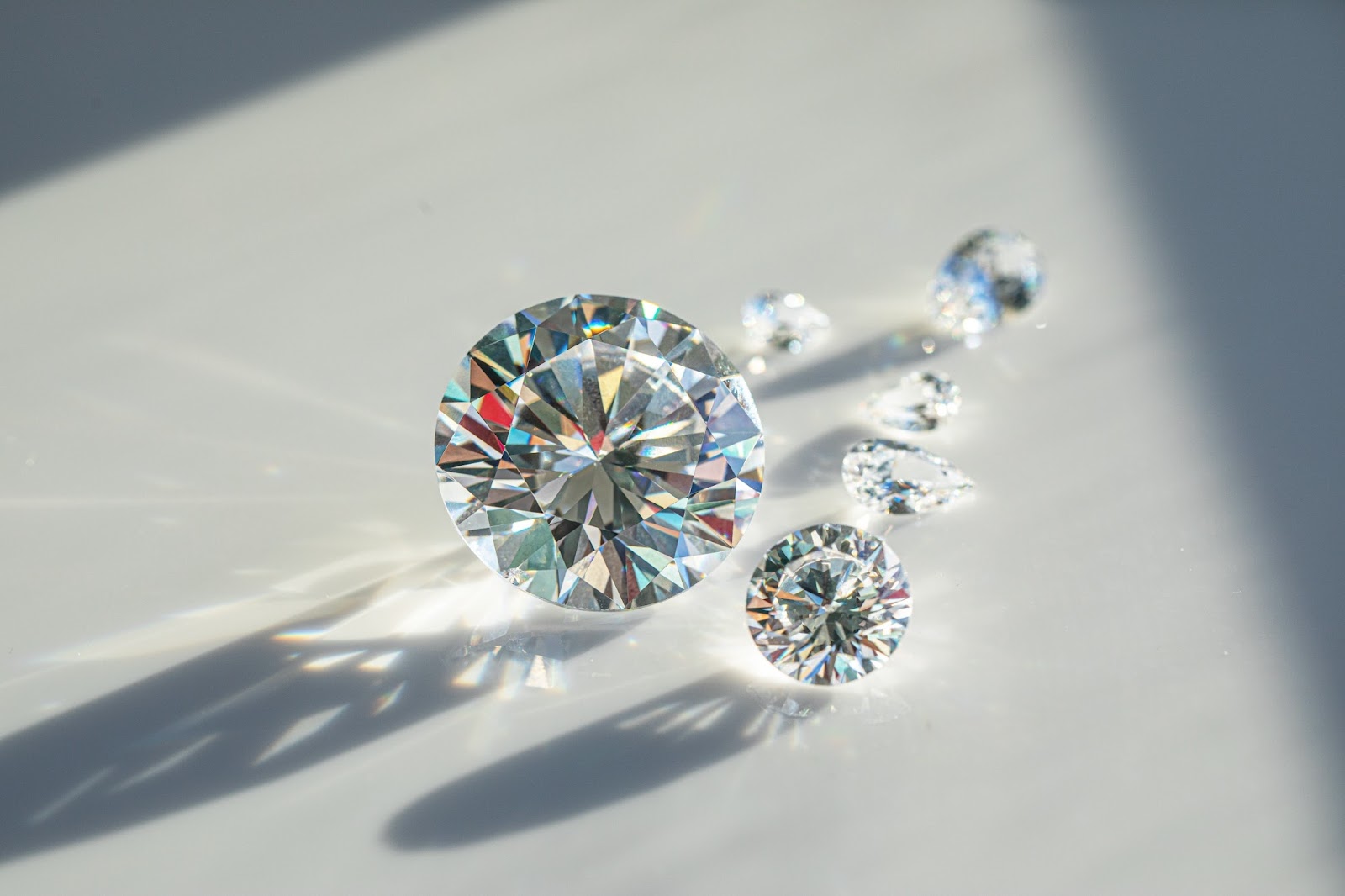 Primo piano di un pendente di diamante naturale incontaminato, che evidenzia la sua squisita rarità e l'eleganza senza tempo.