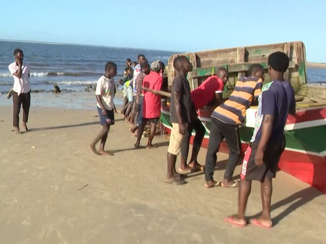 Imagem do barco que naufragou na costa norte de Moçambique matando pelo menos 97 pessoas, na Ilha de Moçambique. O barco de pesca transportava cerca de 130 pessoas, quando teve problemas no final do dia 7 de Abril de 2024, ao tentar chegar a uma ilha ao largo da província de Nampula, disseram as autoridades.