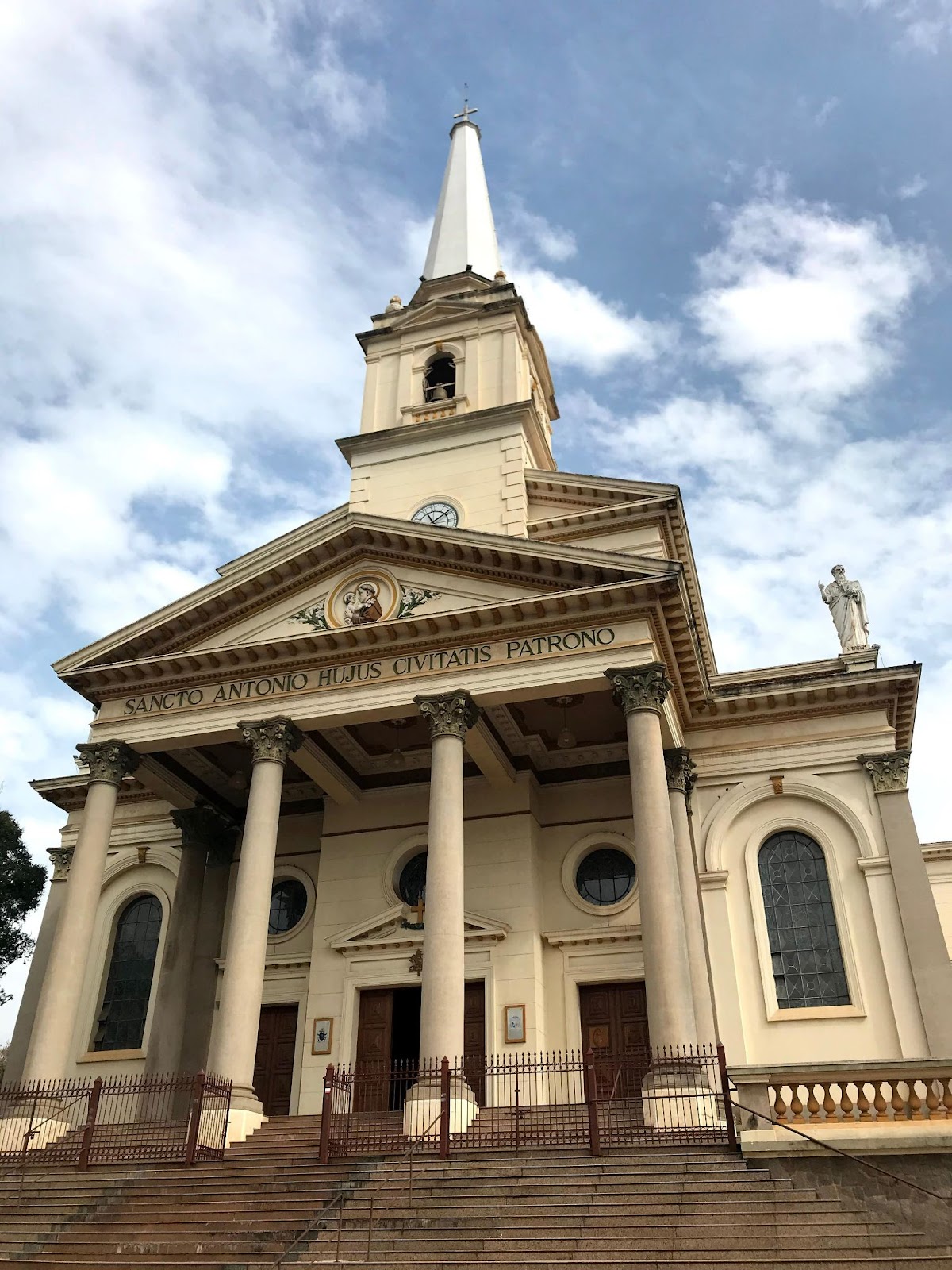 Foto da frente da Basílica Santuário Santo Antônio de Pádua, vista levemente de baixo para cima.