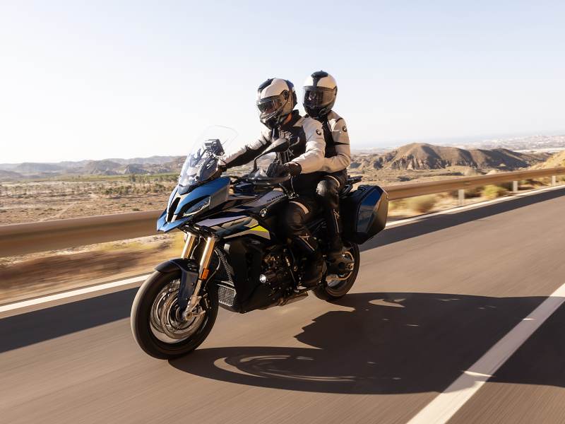 Motorradfahrer und sein Beifahrer ausgerüstet auf einem BMW-Motorrad
