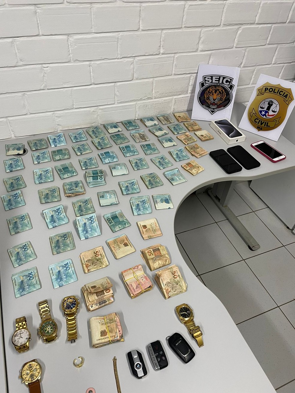 Também foi encontrada uma grande quantia R$60 mil, juntamente com aparelhos celulares e objetos pessoais de elevado valor — Foto: Divulgação/Polícia Civil do Maranhão