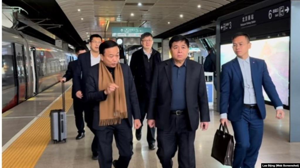 Bộ trưởng Nguyễn Chí Dũng (giữa) cùng đoàn công tác tham quan và trải nghiệm tuyến đường sắt tốc độ cao Bắc Kinh-Thượng Hải trong chuyến thăm Trung Quốc từ 28-30 tháng 3.