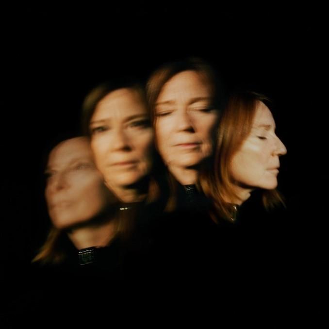 A blurry image of a person's face

Description automatically generated