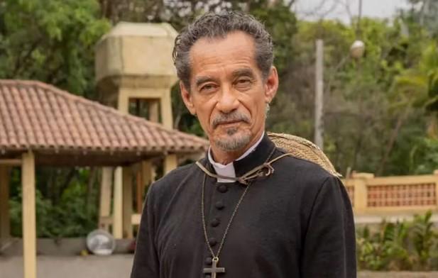 chico diaz como padre santo