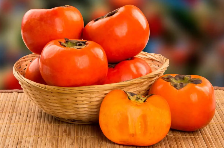 foto de frutas caqui em cesto
