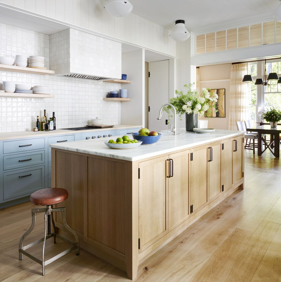 Kitchen design combined with a modern yet cozy island table (Source: Collected)