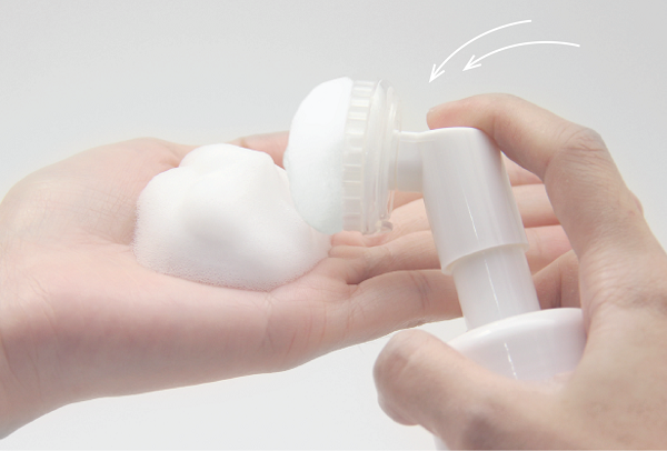 Dùng sữa rửa mặt tạo bọt để da được làm sạch hiệu quả hơn