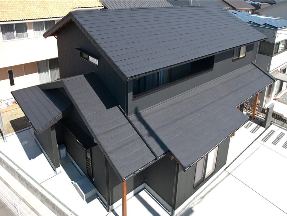 シックなガルバリウム鋼板を使用した住宅屋根
