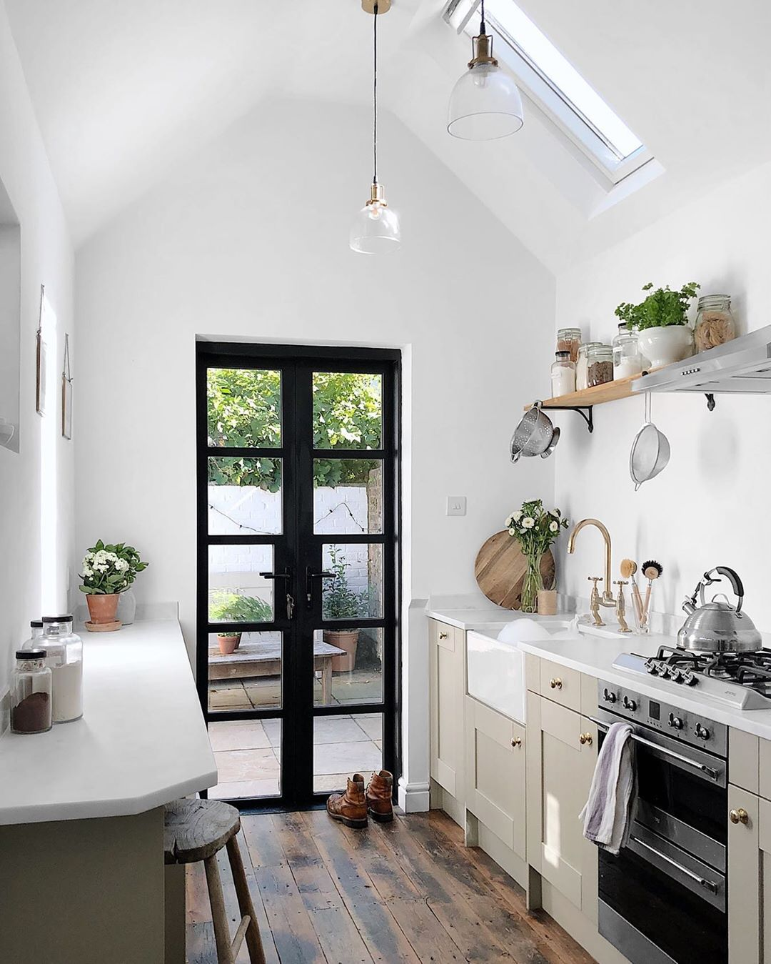 Galley-style kitchen with 2 parallel rows for narrow kitchens (Source: Collected)