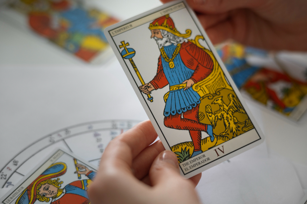 Decifrando os Enigmas dos 4 de Copas: Apatia ou Reflexão Profunda?