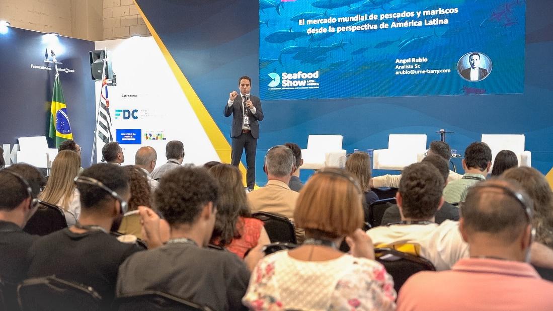 Multidão de pessoasDescrição gerada automaticamente