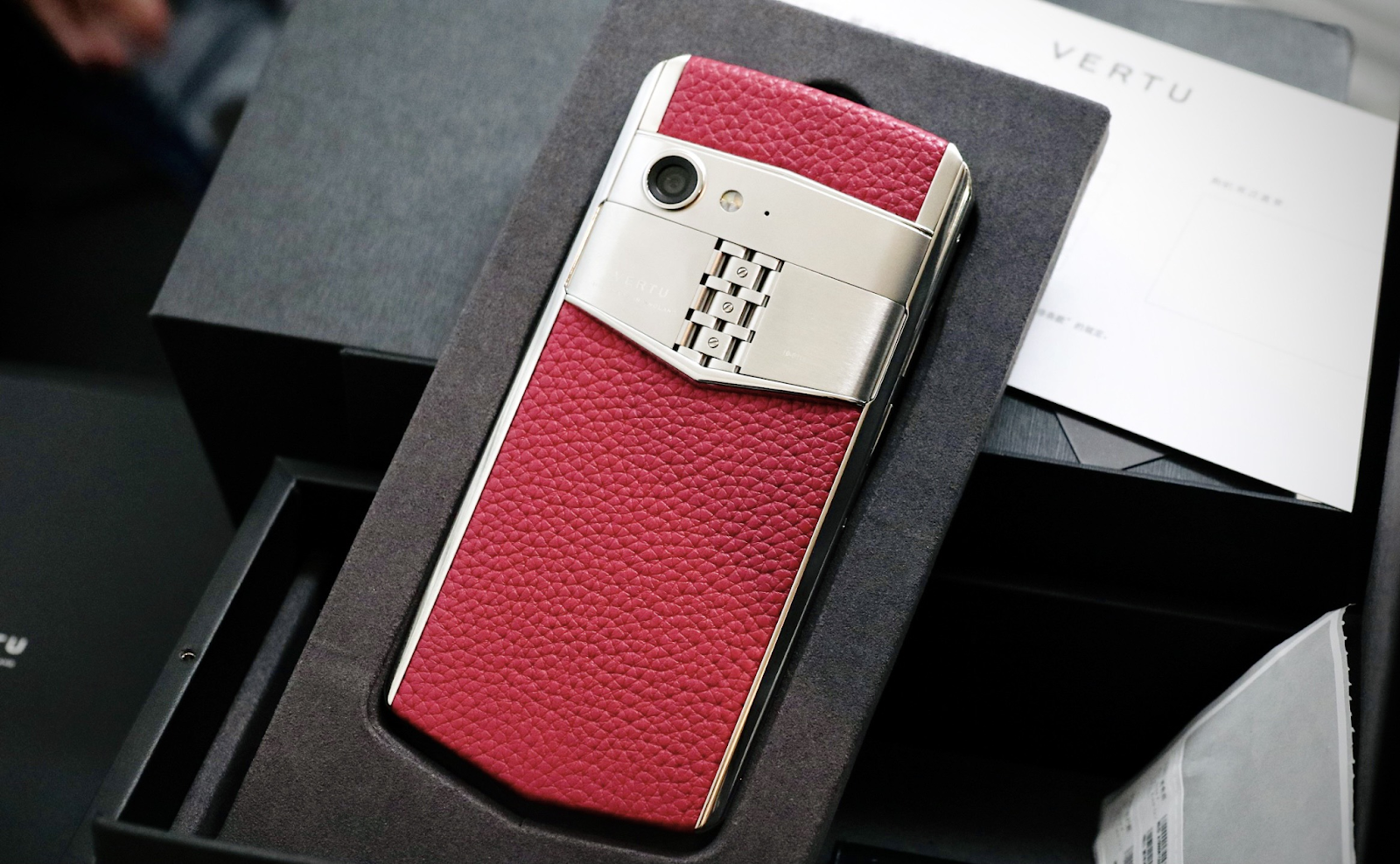 VERTU ASTER P RASPBERRY RED CALF NEW - NỔI BẬT, THU HÚT VÀ QUYỀN LỰC