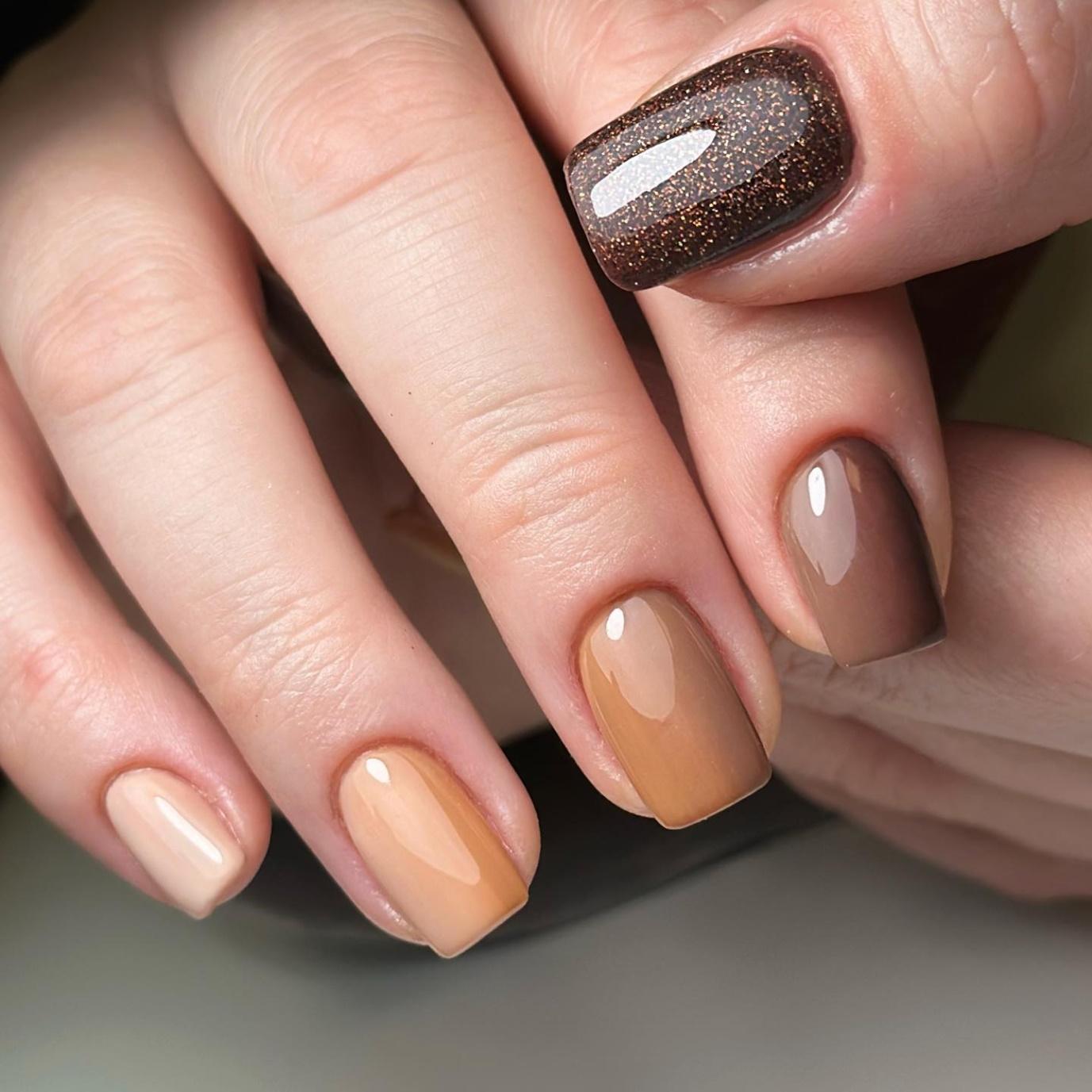 Gradient Brown Nails With Glitter
