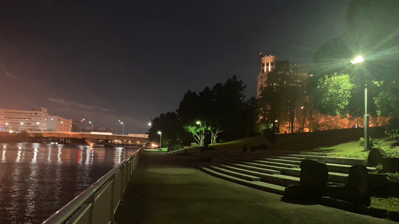 水の広場公園の夜景