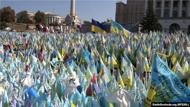 Прапорці, які символізують загиблих захисників України. Майдан Незалежності, Київ. Вересень 2023 року