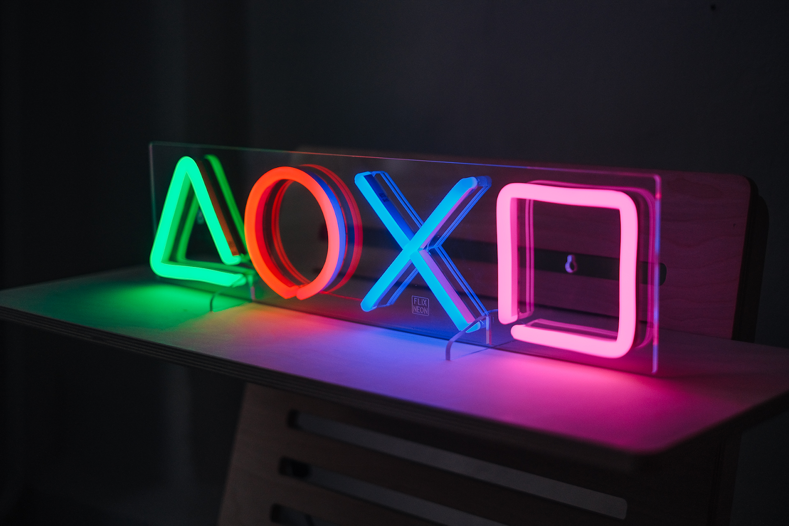 Diversi tipi di insegne al neon personalizzate per tavoli