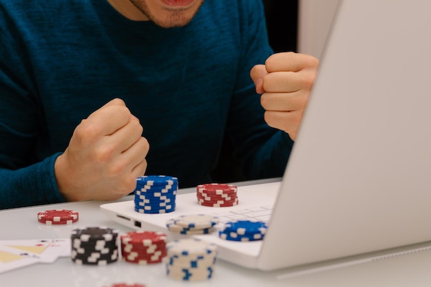 Cách kiếm tiền và chiến thắng khi chơi casino trực tuyến