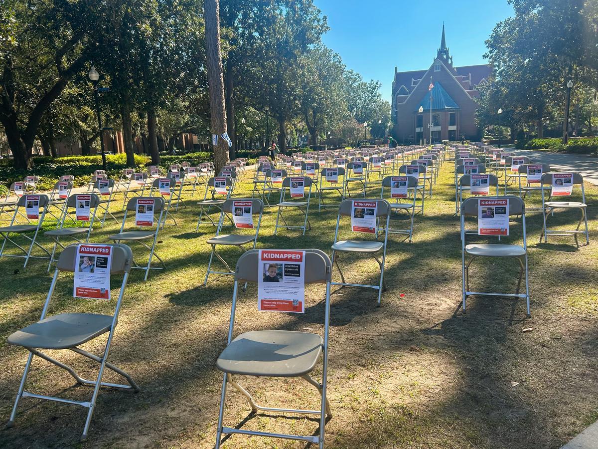 Những chiếc ghế, mỗi chiếc dành cho mỗi con tin mà những kẻ khủng bố Hamas đã bắt đi từ Israel, xếp dọc sân của Plaza of the Americas tại Đại học Florida ở Gainesville, hôm 07/11/2023. (Ảnh: Natasha Holt cho The Epoch Times)