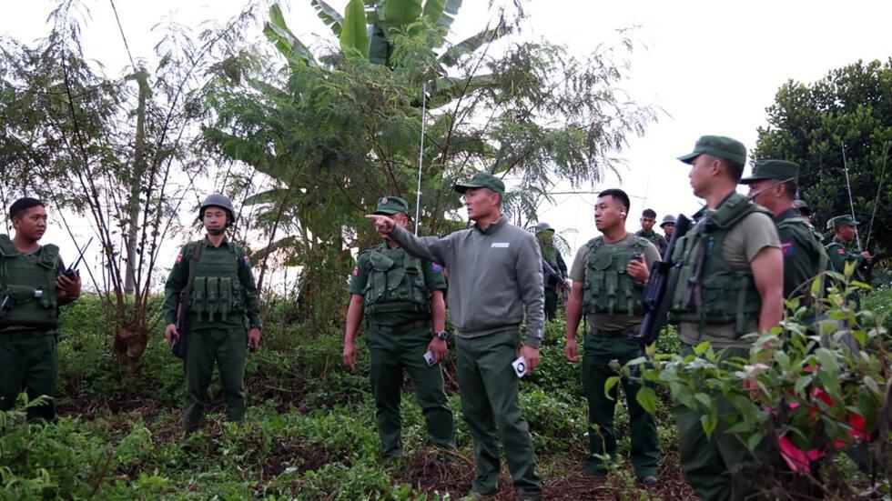 Le gnral Peng Deqi (au centre) de l'Alliance dmocratique nationale du Myanmar (MNDAA) supervise des oprations contre la junte au pouvoir, prs de la ville de Lashio, au nord de la Birmanie, le 27 octobre 2023.