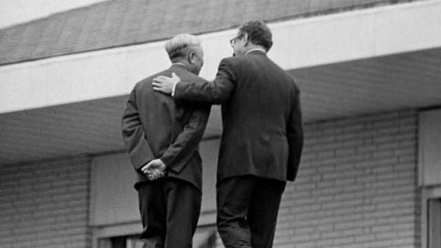 Henry Kissinger đã tiến hành đàm phán với lãnh đạo Bắc Việt, ông Lê Đức Thọ tại Paris vào năm 1973. Hai người đã được đồng trao giải Nobel Hòa Bình 