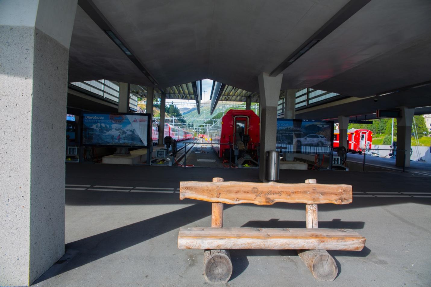 A wooden bench in a train station

Description automatically generated