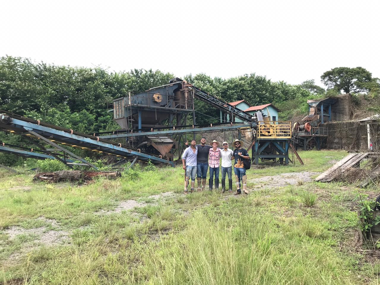 Pessoas em pé na grama

Descrição gerada automaticamente
