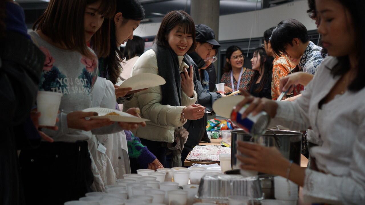 Suasana Batik Day bersama mahasiswa lokal di York, Inggris (Sumber: Istimewa)