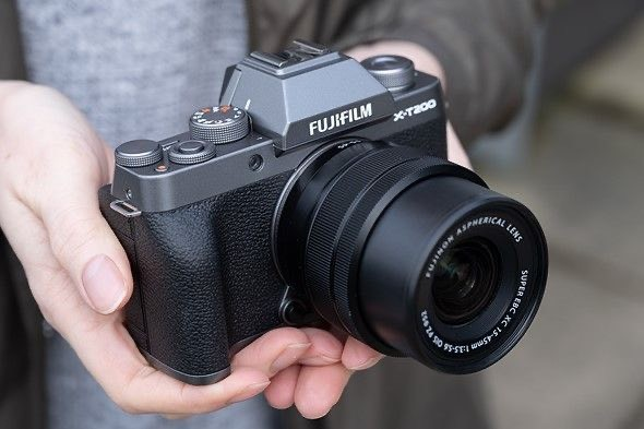 Fujifilm X-T200 với kích thước nhỏ gọn và tiện lợi khi di chuyển