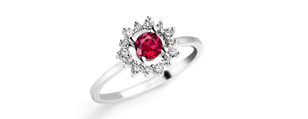 na imagem, temos um anel Vivara com aplicações em Rubi e Diamantes