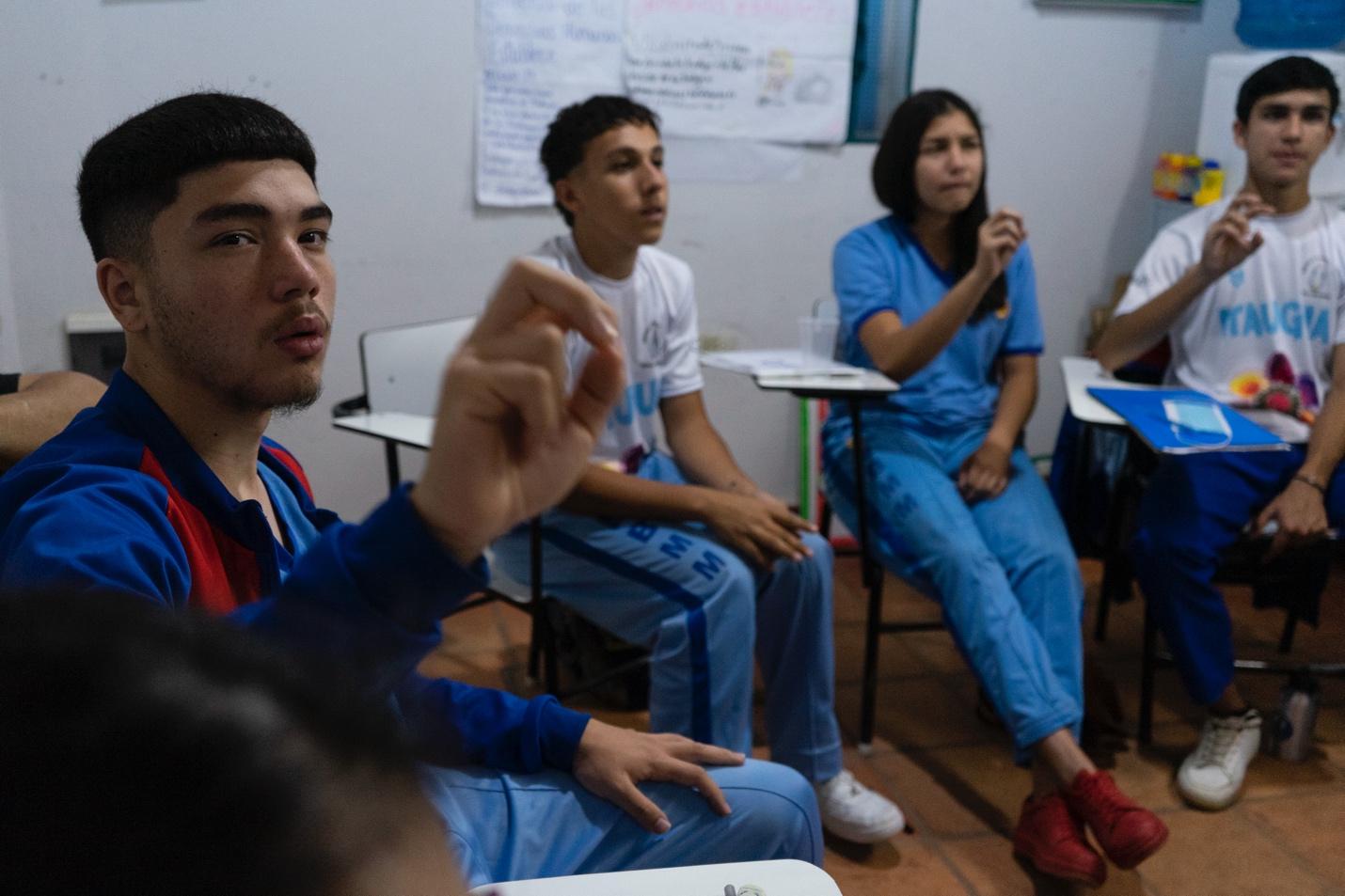 En el aula Tobhías y sus compañeros participan de la clase