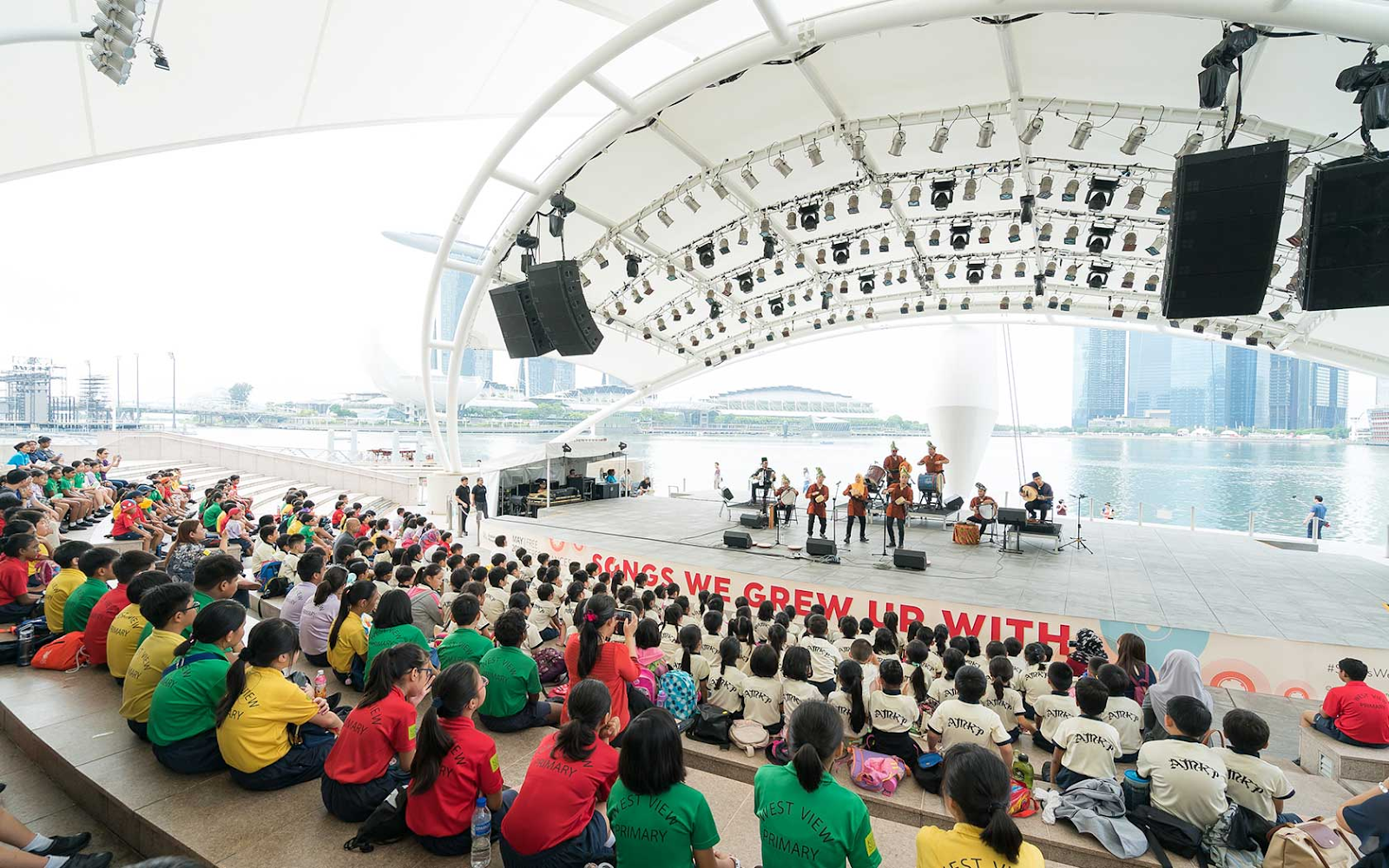 Khu vực sân khấu ngoài trời có view nhìn ra Merlion Park tuyệt đẹp