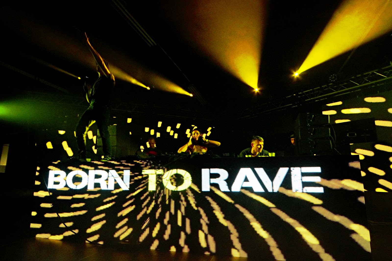 La tournée Born To Rave revient en force !