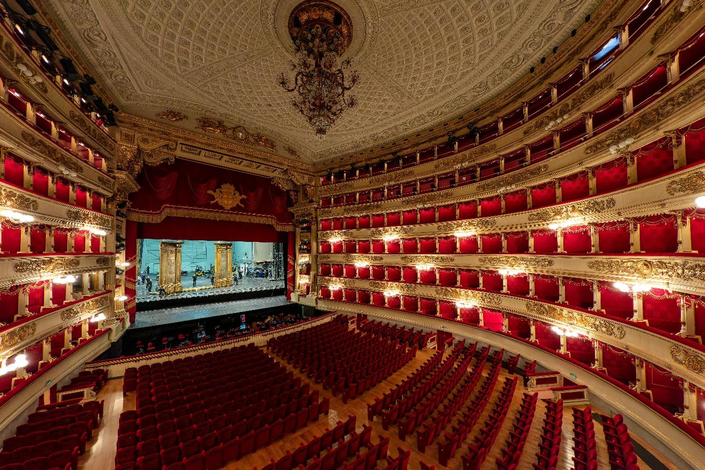 A large theater with red seats

Description automatically generated