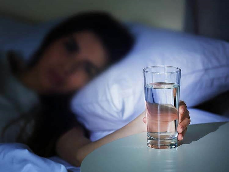 Uống nhiều nước vào ban đêm có thể gây mất ngủ