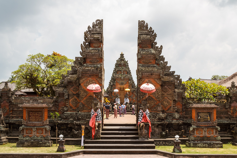Cánh cổng chia đôi tại đền Batuan