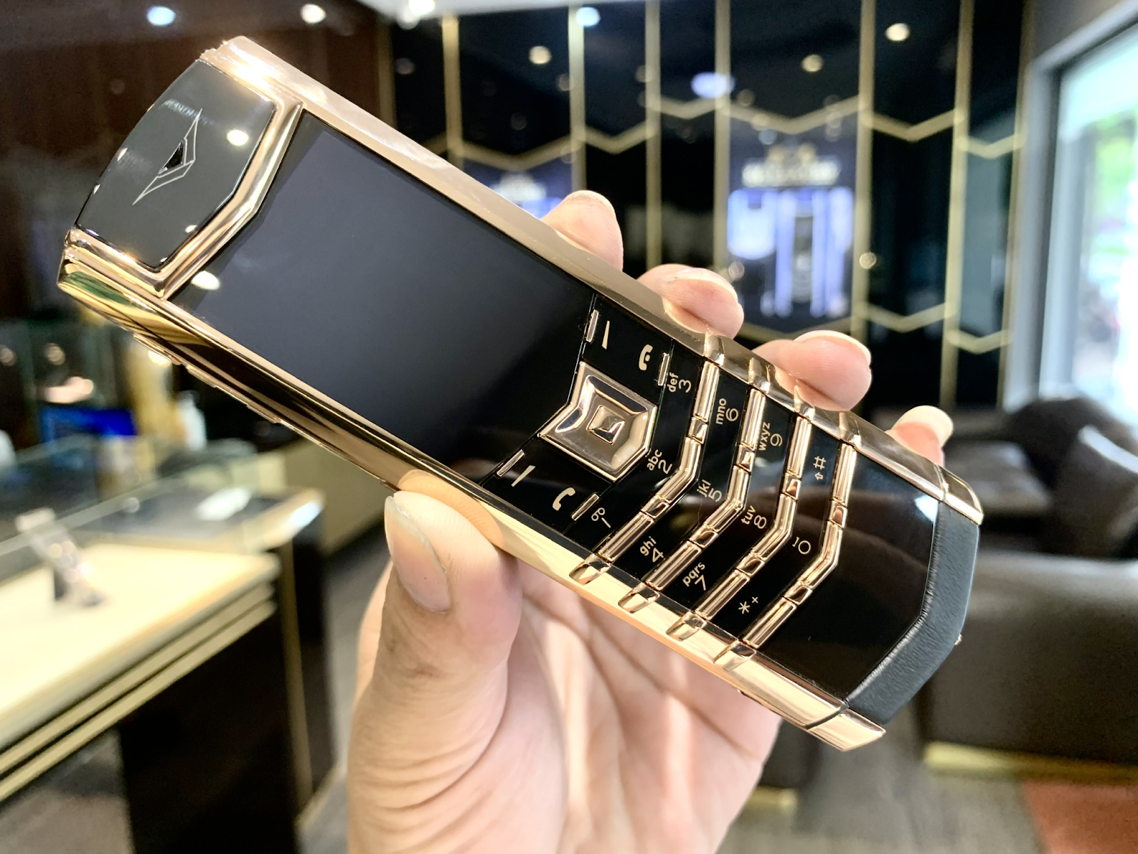 ĐÁNH GIÁ VỀ THIẾT KẾ VÀ CHẤT LIỆU CỦA VERTU | HOÀNG LUXURY