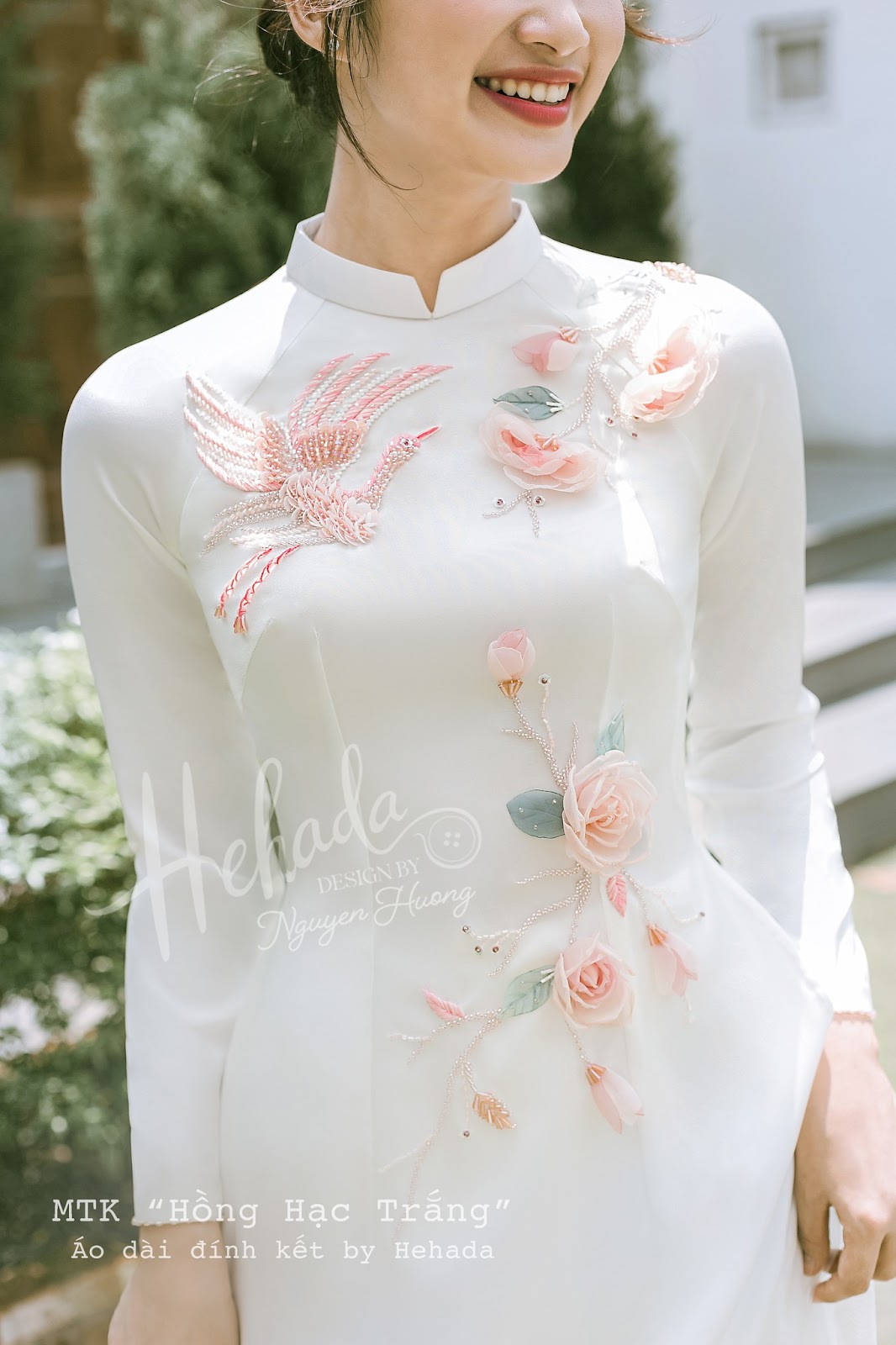 Cận form dáng thiết kế áo dài Hồng hạc Trắng